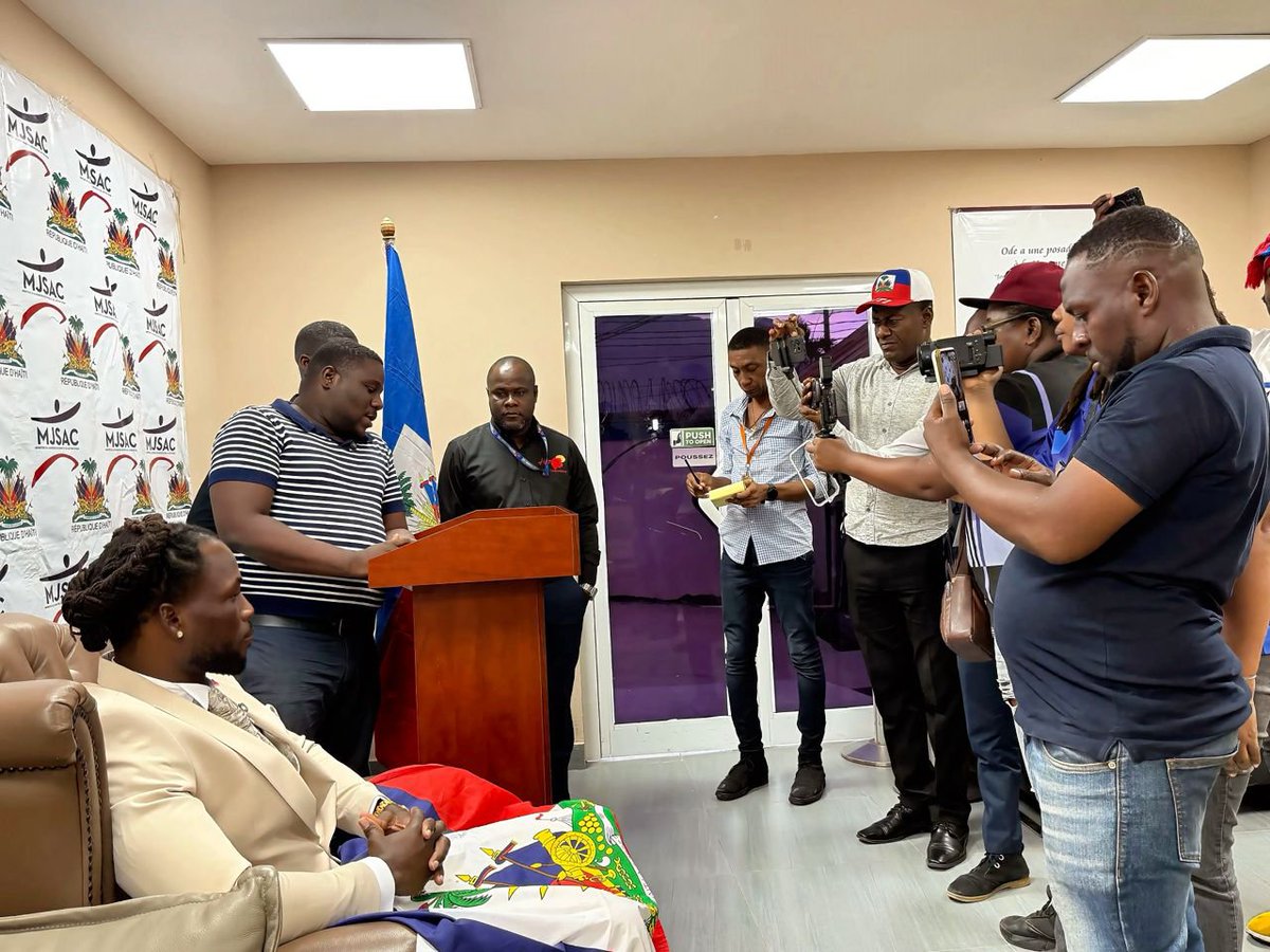 TICKETmaghaiti's tweet photo. Le champion du monde de kick-boxing, l’Haïtien Chavanne Grégoire, originaire de Saint-Raphaël, a été accueilli, ce mardi 1er septembre 2026, à l’Aéroport international du Cap-Haïtien, à son retour au pays après son sacre en France.

Parmi les personnalités présentes figuraient notamment l’un des maires adjoints du Cap-Haïtien, Micardo Vreus, le directeur régional du ministère du Tourisme, Pierrot Luma, ainsi que le directeur départemental du Nord du ministère de la Jeunesse, des Sports et de l’Action civique (MJSAC), Gamaël Sonceau.

Le combattant de 86 kg affiche un bilan de 54 combats, dont 52 victoires. Au cours de sa carrière, il a notamment combattu en France, au Danemark, en Allemagne et aux États-Unis.

Présenté comme le premier Haïtien et le premier Noir à décrocher ce titre de champion du monde de kick-boxing, Chavanne Grégoire considère cette consécration comme une victoire qui dépasse le cadre de sa propre carrière.

Le kick-boxing est un sport de combat combinant principalement des techniques de poings et de pieds. Ses formes modernes se sont développées à partir des années 1960, avant que la discipline ne connaisse une expansion à l’échelle internationale.

Le MJSAC a qualifié le retour du champion de « moment de fierté pour la jeunesse, le mouvement sportif national et l’ensemble du peuple haïtien ».
📸: Gérard Maxineau