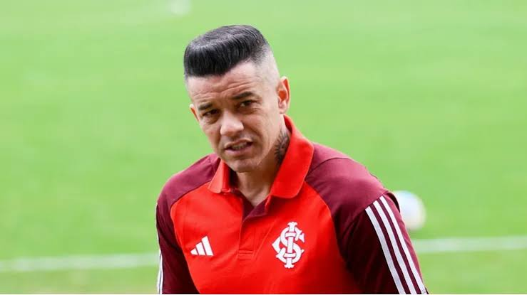 canaldotn's tweet photo. 🇦🇹 A Icipar (empresa ligada à família Sonda) cobra R$ 16,9 milhões do Internacional por uma dívida histórica da contratação de D'Alessandro, em 2008.

Em 2023, o Inter fez um acordo para pagar o débito em 50 parcelas, mas honrou apenas a primeira. Com multa e juros, o valor atualizado chegou a quase R$ 17 milhões. A informação foi publicada inicialmente pela ESPN.

A empresa pede que o clube seja intimado a pagar o montante em até 15 dias. Caso não quite a dívida, solicita uma nova multa de 10% e a penhora de bens e créditos, incluindo repasses da CBF, da Liga Forte União e do contrato com a Adidas.

Em nota enviada à reportagem, o clube se manifestou: "O Internacional informa que acompanha o andamento do processo e adotará as medidas necessárias para finalização do tema."
