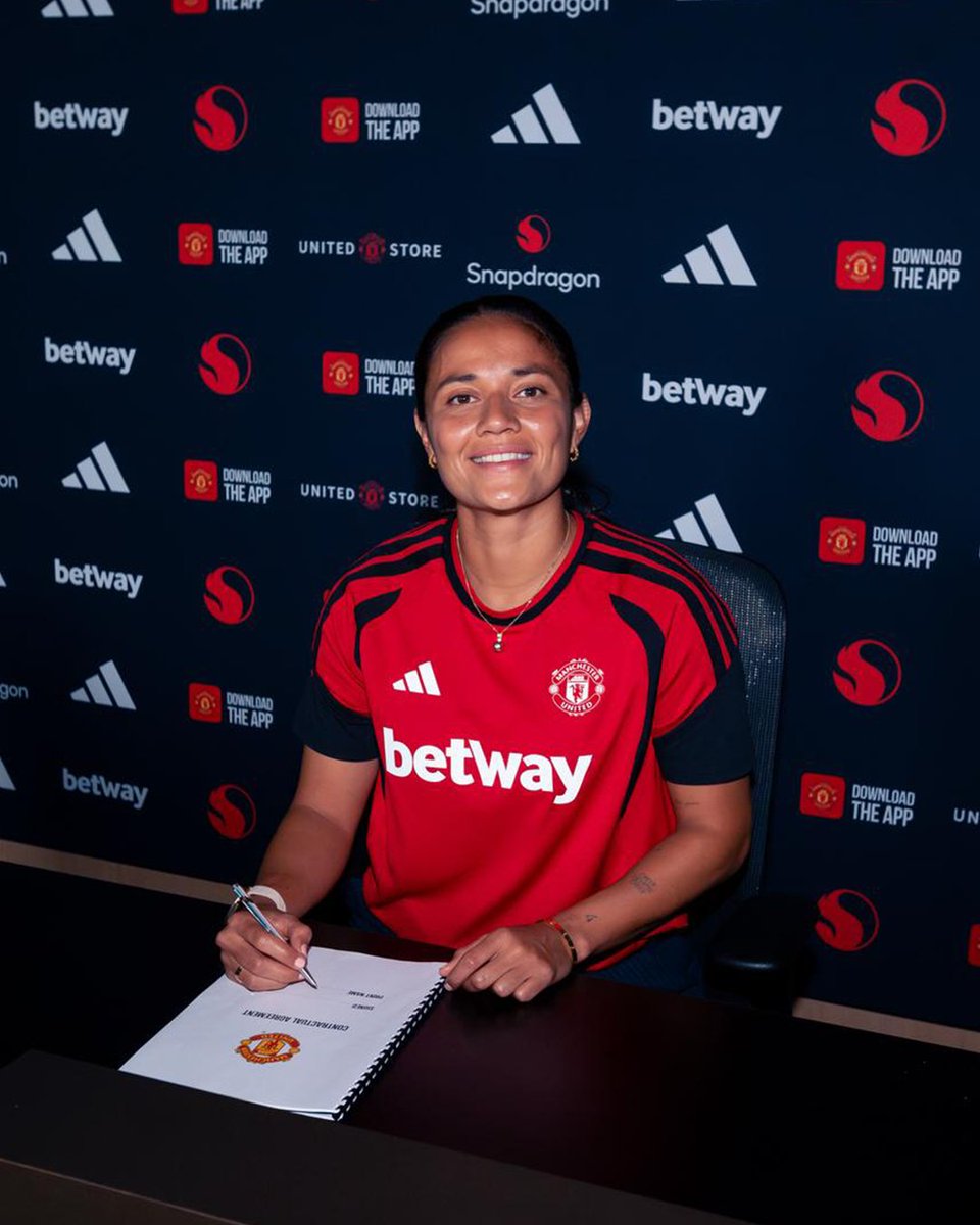 ManUtdWomen's tweet photo. Manchester is your home now, Rebe ✍️❤️ https://t.co/BtizeFl3nR