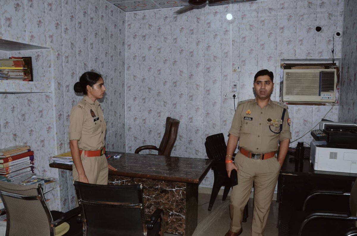 baghpatpolice's tweet photo. #baghpatpolice
अपर पुलिस अधीक्षक बागपत द्वारा थाना खेकडा का आकस्मिक निरीक्षण किया गया। निरीक्षण के दौरान थाना कार्यालय, अभिलेखों के रखरखाव, जनसुनवाई डेस्क, मिशन शक्ति केन्द्र, साइबर हेल्प डेस्क, हवालात मर्दाना एवं पहरा ड्यूटी आदि का निरीक्षण कर व्यवस्थाओं का जायजा लिया गया तथा सम्बन्धित को आवश्यक दिशा-निर्देश दिए गए।
@Uppolice