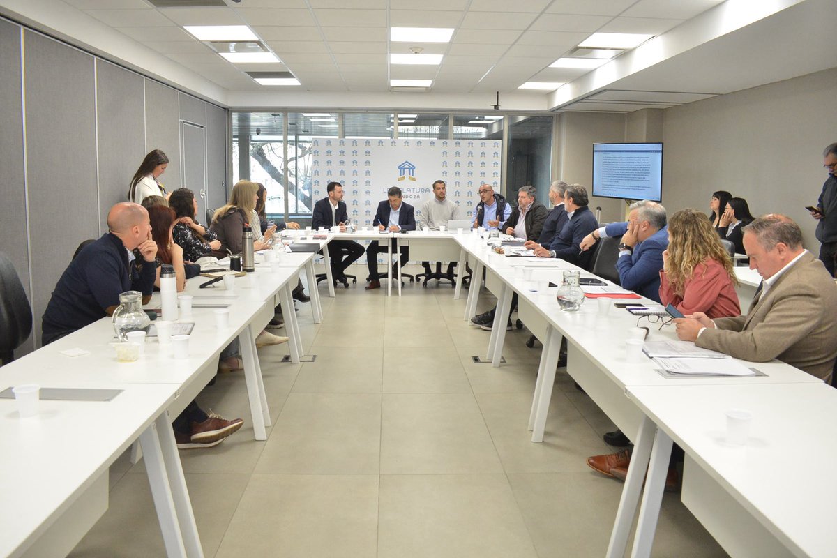 SenadoresM's tweet photo. Avanza un proyecto para construir humedales artificiales en el Colector Pescara 🌱💧

Un sistema natural que mejora el tratamiento de los efluentes industriales antes de que el agua vuelva al sistema de riego.

La iniciativa de @leoyapurmza, obtuvo despacho favorable. https://t.co/VpdsVDPfUE