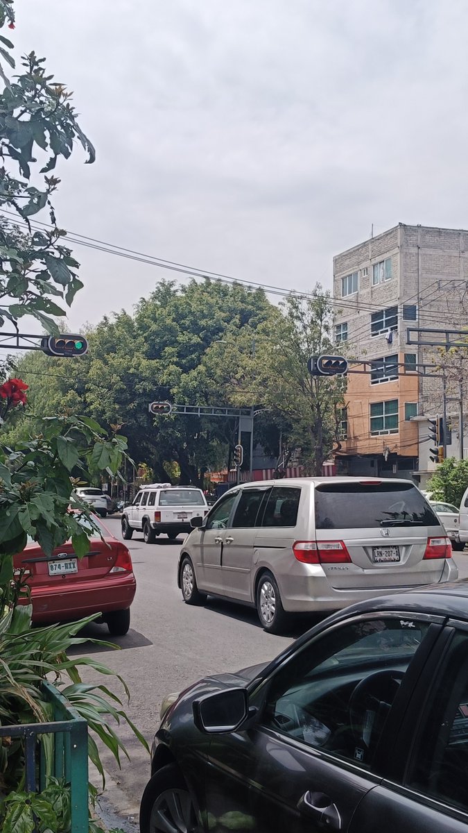 JaZvALm's tweet photo. @LaSEMOVI podrían ayudar a reparar semáforo que esta sobre eje 5 entre eje 3 y Río Churubusco, no cambia a rojo, asi esta desde ayer. https://t.co/l5cOtdqrBo