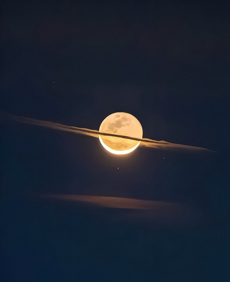 Nature_Beauty11's tweet photo. The moon dressed like saturn 🪐 https://t.co/c68TuU3v4k