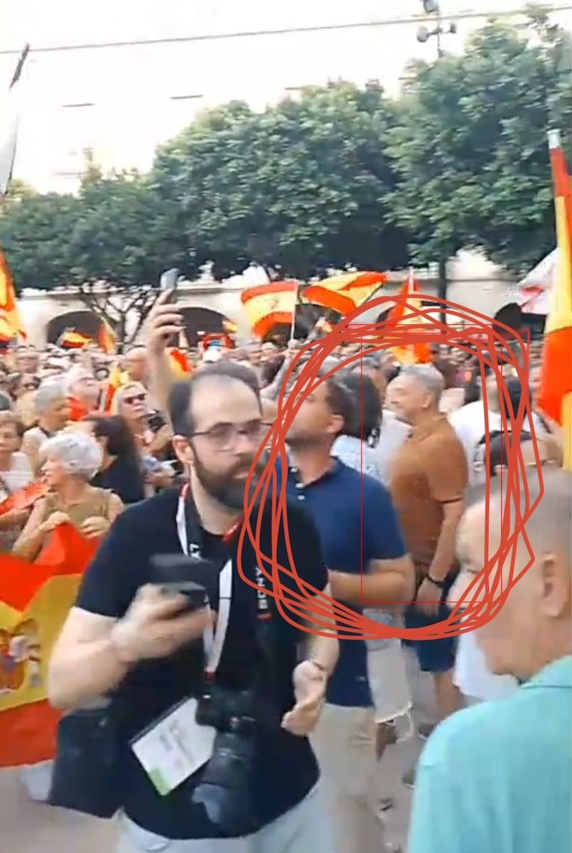 joserragt's tweet photo. ¿Os acordáis de Diego Cruz? El concejal del PP de Almería que conducía borracho un coche oficial en la feria... ahí estaba, con sus compañeros de partido, haciéndose hueco y dejándoselo.

El peor PP de la historia puede gobernar este país en 2027. https://t.co/7rS4HNnVFj