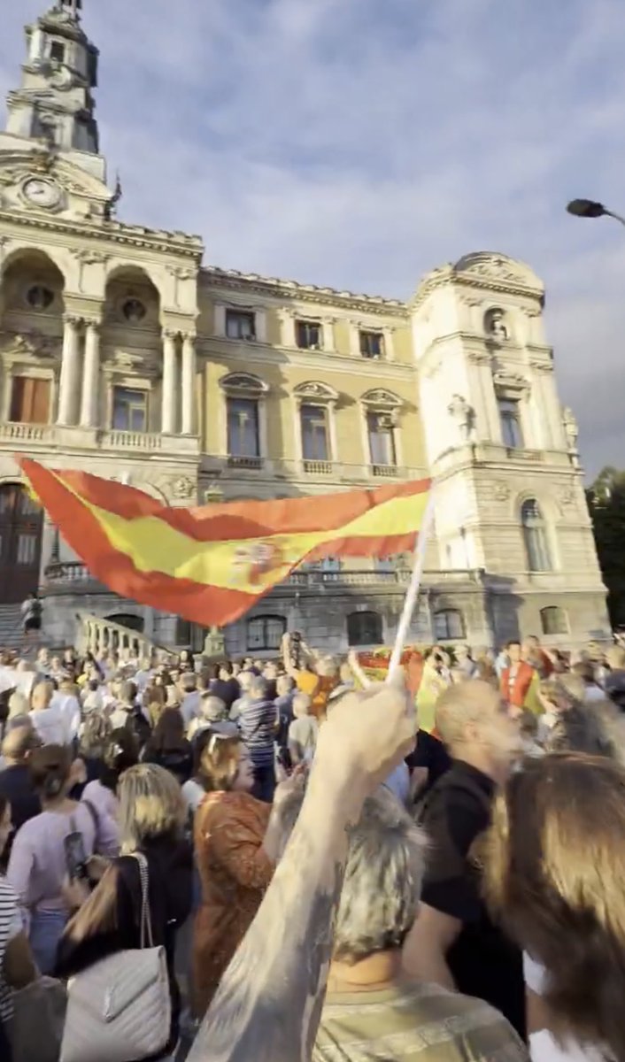 ArgalarenSemeak's tweet photo. Concentración en Bilbo organizada por VOX para cargar contra el gobierno usando de excusa la situación de Ceuta.
Sonando el himno de españa y gritos de “Pedro Sanchez hijo de p*** “
Halako ekitaldiek Euskal Herrian ez daukate lekurik!
FUEGO A LA ROJIGUALDA!🔥
#FCKspain #bilbo https://t.co/KQ5rliD5Fs