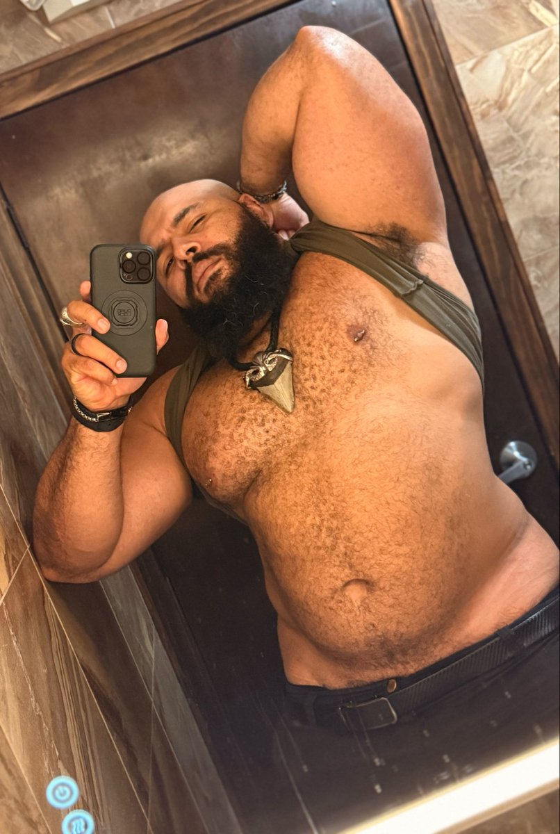 Mojomadness1's tweet photo. Dad’s looking as big as ever. Now come here kiddo~ https://t.co/FHBAdPE0LU