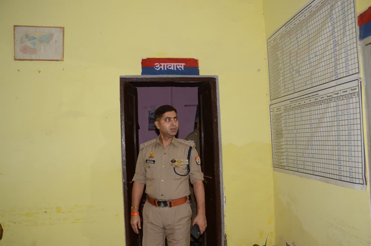 baghpatpolice's tweet photo. #baghpatpolice
अपर पुलिस अधीक्षक बागपत द्वारा थाना खेकडा क्षेत्रान्तर्गत चौकी कस्बा बाजार का आकस्मिक निरीक्षण किया गया। निरीक्षण के दौरान चौकी कार्यालय पर संधारित अभिलेखों एवं उनमें अंकित की जाने वाली प्रविष्टियों का अवलोकन किया गया तथा साफ-सफाई की व्यवस्था को चेक किया गया। साथ ही चौकी परिसर की स्वच्छता एवं अन्य व्यवस्थाओं का बारीकी से निरीक्षण कर संबंधित को आवश्यक दिशा-निर्देश दिए गए।
@Uppolice