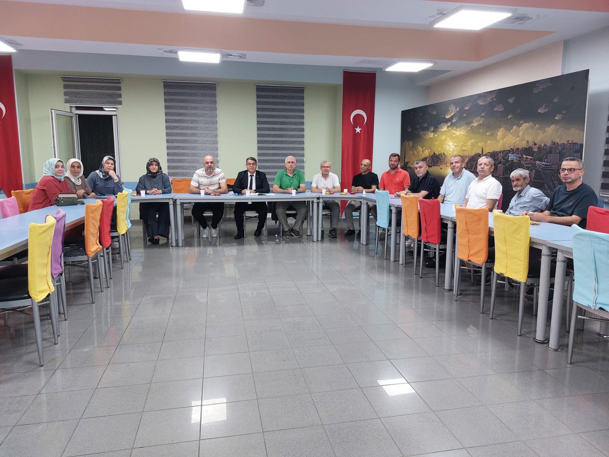 busraaksu1990's tweet photo. Aşağı Dudullu Mahalle Teşkilatı olarak toplantımızı gerçekleştirdik
Mahalle Başkanımz @Hamzaokur37 Kadın Kolları Başkanımız @Atife960545 Teşkilatlanma Başkanımız @ahmetgbl ve misafirimz @AhmetAygun1980 katılım sağladı
Birlik ve beraberlk içerisinde çalışmalarımza devam ediyoruz🇹🇷 https://t.co/A0Eo3Z4kSW