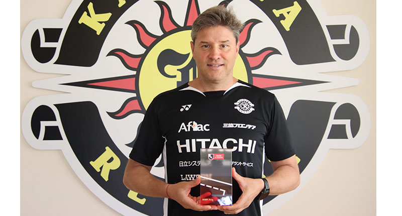 coach_katayama's tweet photo. 柏レイソルは、サッカーのやり方をまるごと変えた。普通なら選手は迷う。チームは弱くなる。でも、優勝を争う位置まで来た。なぜか。率いるのはスポーツ科学の博士。熱い言葉で人を動かすタイプじゃない。使うのは構造と言葉。リカルド・ロドリゲス監督の4つのマネジメント論がこれだ。

────────────────
①迷わせないために、立ち位置を決める

守って速く攻めるやり方から、自分たちがボールを持つやり方へ。真逆への転換だった。

だから彼は、ピッチを縦に区切り、誰がどこに立つかを先に決めた。ボールを運ぶ道筋も形にした。

決まりごとが増えれば自由が減る、と思われがちだが逆だ。立ち位置を悩まなくていい分、選手は次の一手だけを考えられる。

迷いは、才能を食う。型を配るのは、縛るためじゃない。脳に余白をつくるためだ。

────────────────
②感覚ではなく、基準を配る

思い切ったプレーが出ないのは、選手に才能がないからじゃない。何を選べば正解か、チームで決めていないからだ。

だから映像を見せる。この場面で選べる道は3つある、と先に示す。キャンプの時期から、一人ひとりと何度も話す。

目的は励ましじゃない。何が正しい判断かという物差しを、全員で揃えることだ。何をすれば評価されるのか。それがはっきりした時、人は初めて失敗を恐れずに挑める。

あいまいな期待は優しさじゃない。基準を言葉にしない上司の下で、人は動けない。

────────────────
③現場に「戦術の通訳」を置く

彼は、自分の言葉を現場の言葉に訳せる選手を、チームの真ん中に置く。

合言葉は短い。たとえば「やり直せ」無理に前へ蹴らず、後ろに戻してもう一度組み立て直せ、という意味。

長い戦術の説明が、たった一言で全員に届く。リーダーの言葉は、そのままでは現場に届かない。現場の言葉に訳す人がいて、戦略はやっと文化になる。

自分のビジョンを、全員に直接伝えようとしなくていい。訳せる人を真ん中に一人置く。

────────────────
④理想は変えない。やり方だけ変える

ケガ人が続く。連戦で足が止まる。そんな日に理想通り後ろからつなげば、自陣で失って一気に危なくなる。

彼はためらわずに、前へ蹴らせた。ボールを持つことは目的じゃない。勝つための手段だ。状況が変われば、手段は捨てる。

理想を守る人ほど、やり方まで守ろうとする。そして負ける。

変えていいのは手段。変えてはいけないのは目的。この線引きが、しなやかさの正体だ。 

────────────────
リーダーの仕事は、自分が誰よりも優秀でいることじゃない。

立ち位置を決める。基準を言葉にする。訳す人を置く。手段は捨てる。

人は、すごいリーダーの下で伸びるんじゃない。力を出せる仕組みの中で、伸びていく。