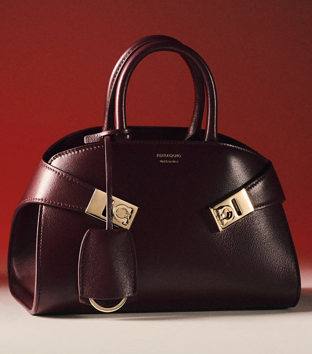 taergp's tweet photo. The sharp waist and pinstripes make this burgundy look work. I’d add the deeper-toned Ferragamo bag for contrast without breaking the colour story. https://t.co/HGEpa422te