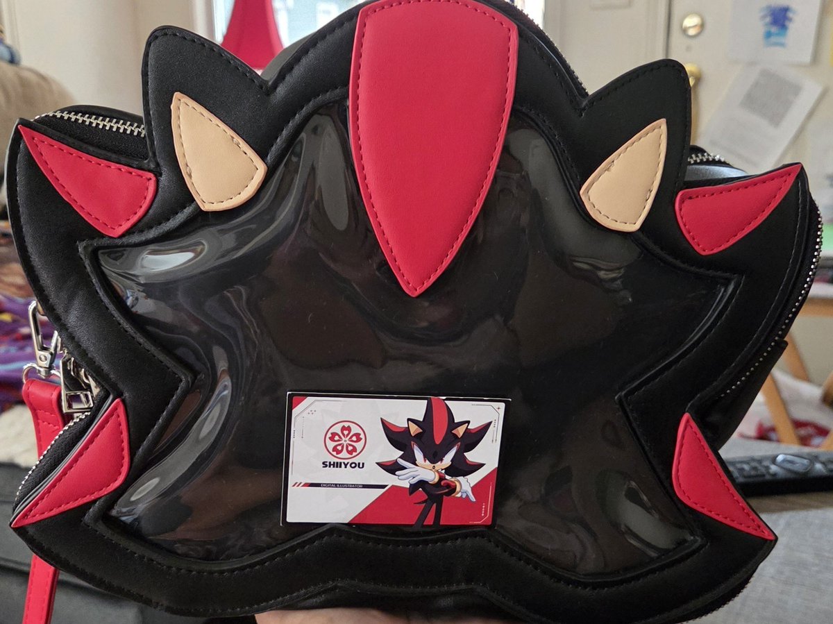 RindouKit's tweet photo. My Shadow Ita bag came in.🥰🥰🥰

It's absolutely gorgeous. I love it. Now to decorate it. Cause I definitely want to take it with me tomorrow. 

Thank you @ShiiyouNii. 😊 https://t.co/SIEVbZRTKc