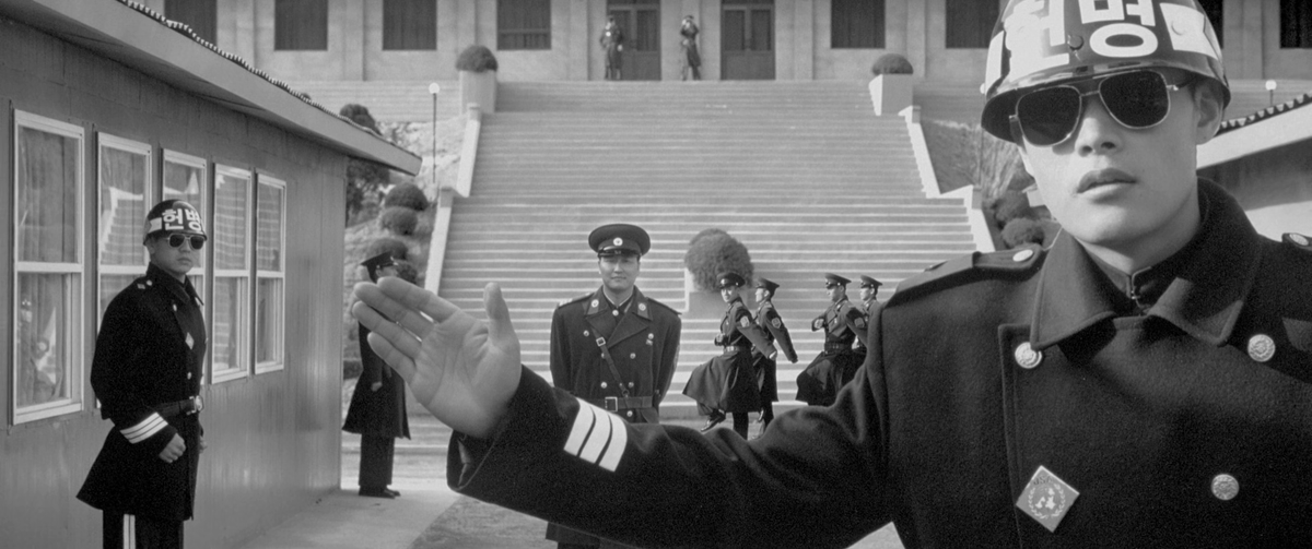 _Hinkypunk_'s tweet photo. I just adore Park Chan Wook's #JointSecurityArea because it always leaves me with so much hope.
Hope of a future in which we will be able to form friendships with all our neighbours despite the borders and the history. https://t.co/8Gv0opiS3E