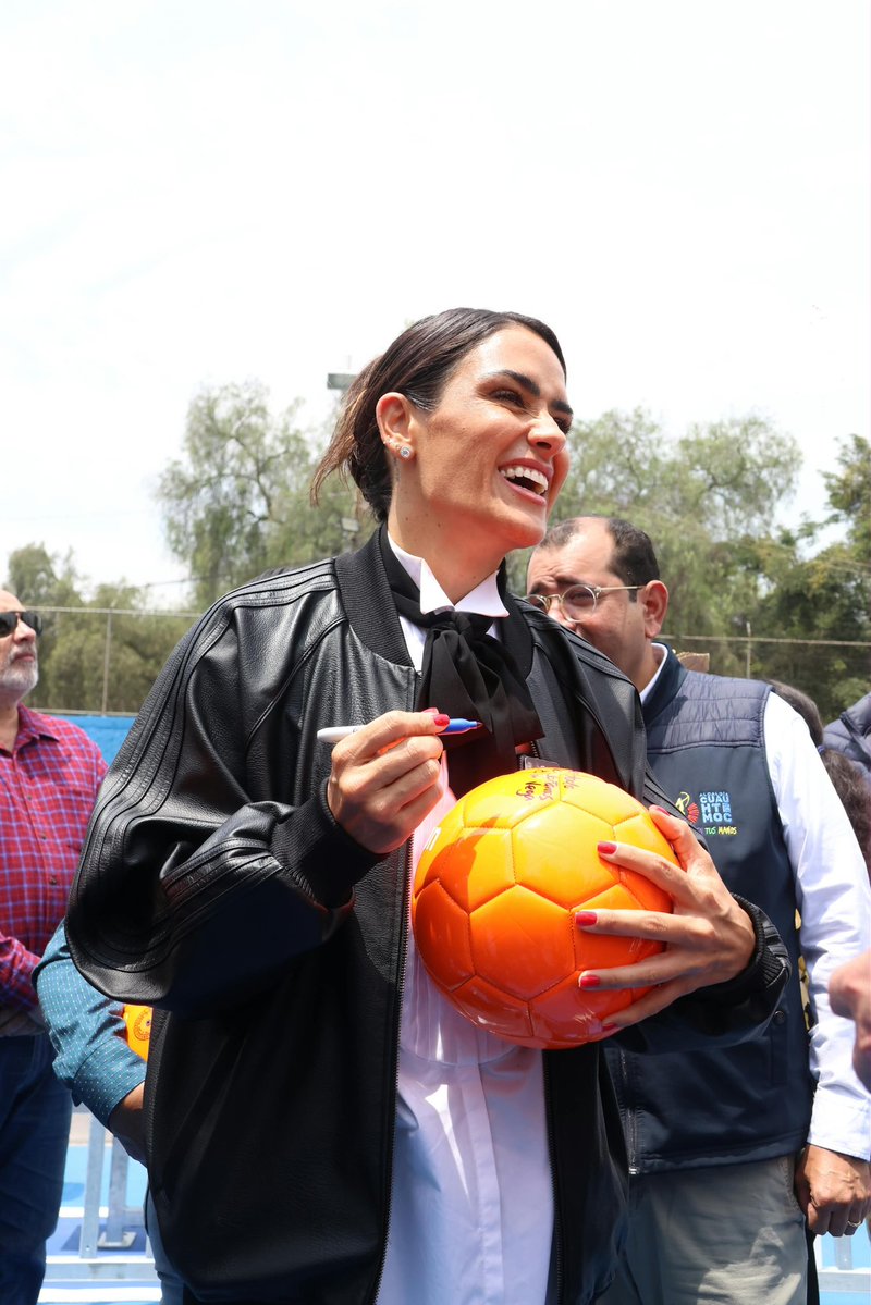 AlessandraRdlv's tweet photo. Hoy abrimos una cancha que marca un antes y un después. La primera de su tipo, hecha realidad gracias a la colaboración con Project Play, Aspen Institute y Amazon.

Cuando gobierno, iniciativa privada y sociedad suman esfuerzos, pasan cosas así: recuperamos espacios, abrimos oportunidades y construimos lugares donde niñas, niños y jóvenes pueden encontrarse, jugar y soñar en grande.

En Cuauhtémoc seguimos demostrando que cuando se trabaja en equipo, el cómo sí siempre aparece. Gracias de corazón ❤️‍🔥