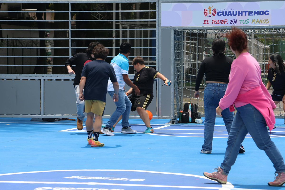 AlessandraRdlv's tweet photo. Hoy abrimos una cancha que marca un antes y un después. La primera de su tipo, hecha realidad gracias a la colaboración con Project Play, Aspen Institute y Amazon.

Cuando gobierno, iniciativa privada y sociedad suman esfuerzos, pasan cosas así: recuperamos espacios, abrimos oportunidades y construimos lugares donde niñas, niños y jóvenes pueden encontrarse, jugar y soñar en grande.

En Cuauhtémoc seguimos demostrando que cuando se trabaja en equipo, el cómo sí siempre aparece. Gracias de corazón ❤️‍🔥