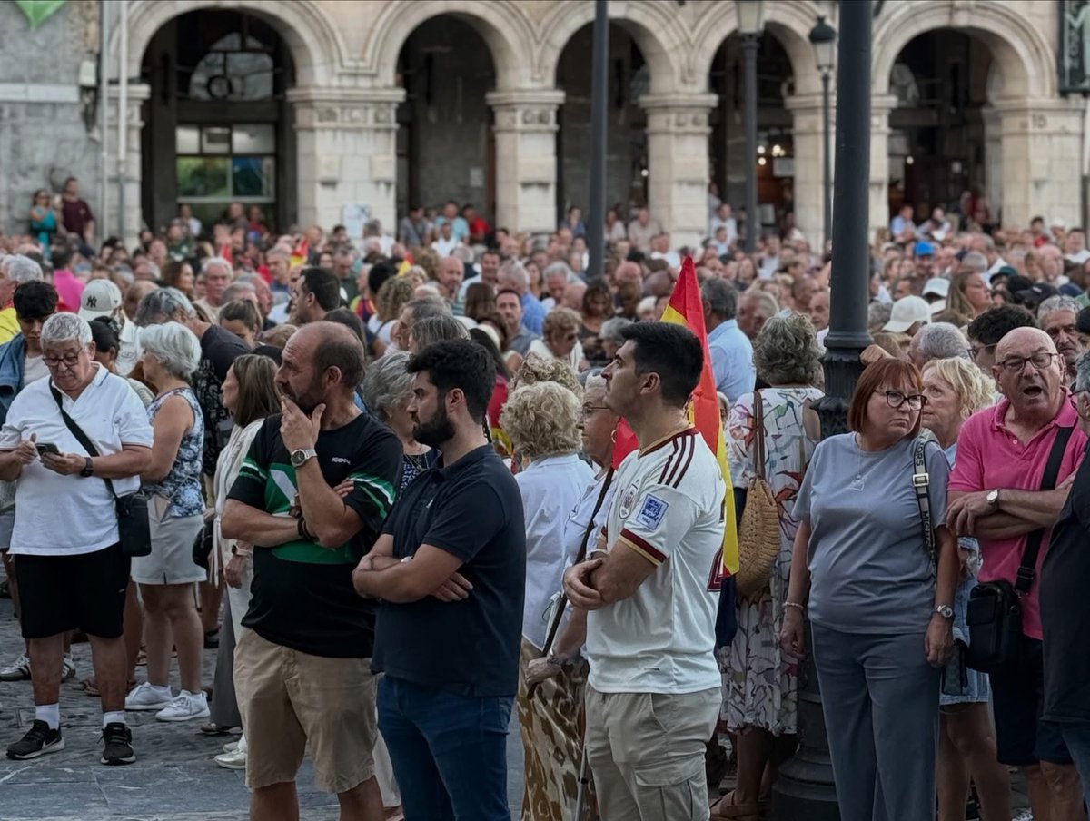 popularescastro's tweet photo. ❎Hoy #CastroUrdiales también ha mostrado su firme apoyo a Ceuta

🇪🇸Frente a quienes pretenden cuestionar o poner en duda nuestra soberanía, unidad y convivencia, debemos responder con firmeza y sin complejos.

⚪️⚫️Ceuta es España. Y Castro-Urdiales está con Ceuta. https://t.co/LeEdpEslqJ