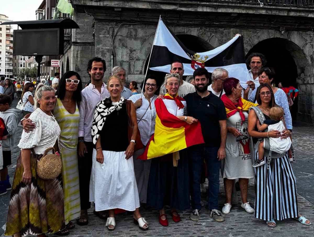 popularescastro's tweet photo. ❎Hoy #CastroUrdiales también ha mostrado su firme apoyo a Ceuta

🇪🇸Frente a quienes pretenden cuestionar o poner en duda nuestra soberanía, unidad y convivencia, debemos responder con firmeza y sin complejos.

⚪️⚫️Ceuta es España. Y Castro-Urdiales está con Ceuta. https://t.co/LeEdpEslqJ