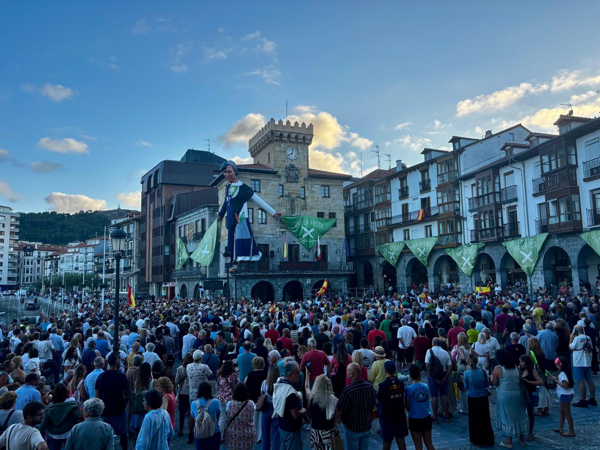 popularescastro's tweet photo. ❎Hoy #CastroUrdiales también ha mostrado su firme apoyo a Ceuta

🇪🇸Frente a quienes pretenden cuestionar o poner en duda nuestra soberanía, unidad y convivencia, debemos responder con firmeza y sin complejos.

⚪️⚫️Ceuta es España. Y Castro-Urdiales está con Ceuta. https://t.co/LeEdpEslqJ
