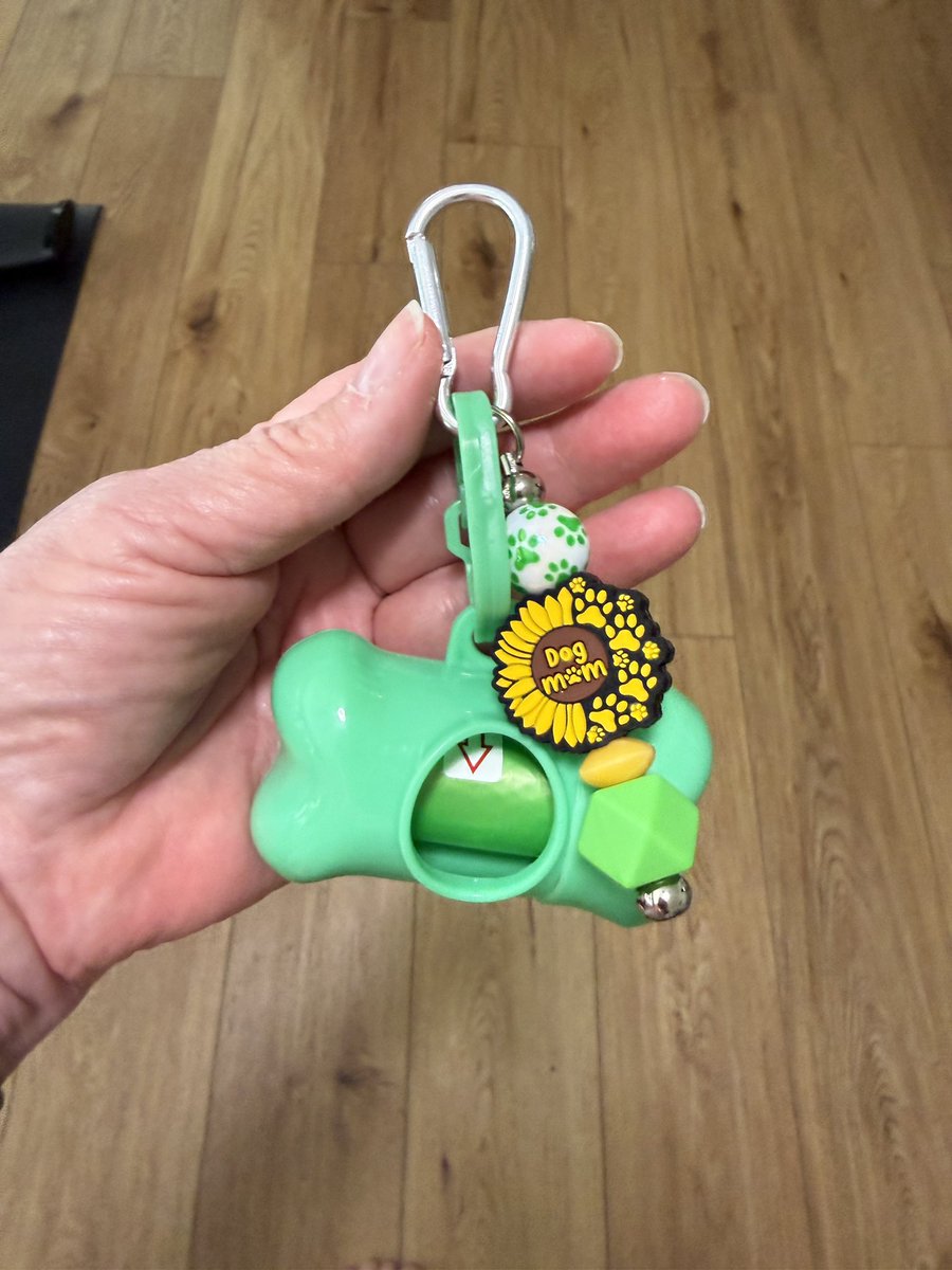 SLMor's tweet photo. Gift for a Dog Mom
Customized Dog 💩Bag Holder
Check it out - 

https://t.co/gIr3MrAsvu

#dogmom #dogmompoobagholder #customwastebagholder #dogbonepottybagholder https://t.co/Aq2Kbt93bZ
