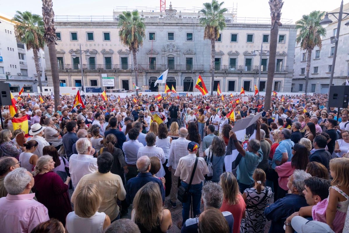 loleslopez's tweet photo. Huelva y Andalucía están con #Ceuta y con todos los ceutíes.

Junto a @PilarMirandaPlt, @Berta4R y numerosos vecinos, hemos trasladado nuestro firme respaldo a esta tierra hermana que no está sola.

Ceuta es España, es parte de nosotros y siempre vamos a estar a su lado. https://t.co/0cRIaBO8Qp