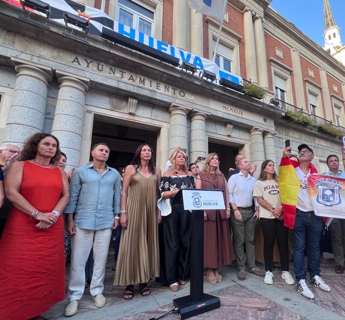 loleslopez's tweet photo. Huelva y Andalucía están con #Ceuta y con todos los ceutíes.

Junto a @PilarMirandaPlt, @Berta4R y numerosos vecinos, hemos trasladado nuestro firme respaldo a esta tierra hermana que no está sola.

Ceuta es España, es parte de nosotros y siempre vamos a estar a su lado. https://t.co/0cRIaBO8Qp