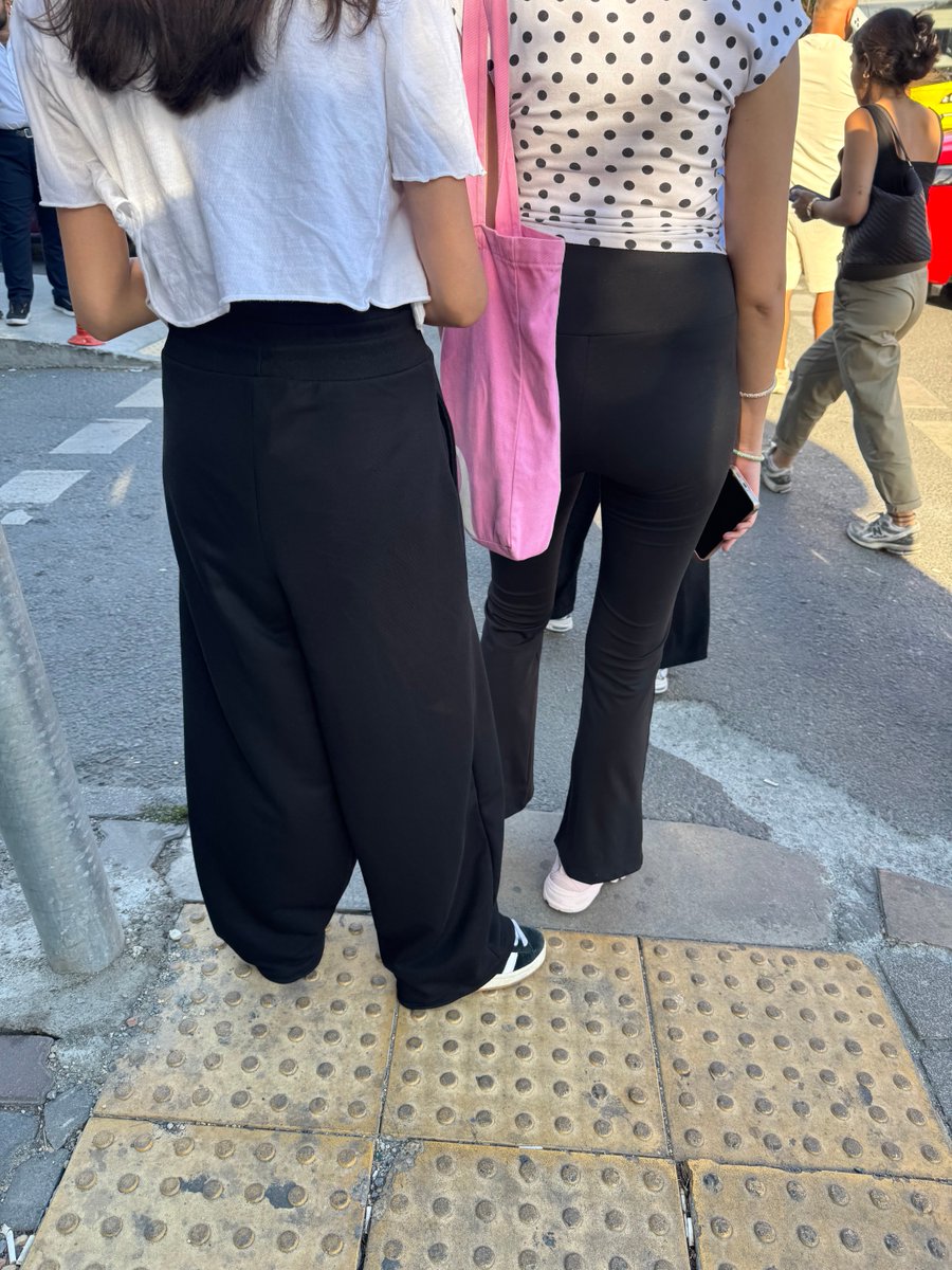 akbas05osman's tweet photo. İkiside bayan. Sagdaki eskiden hanımların kilotlu çorap olarak eteğin veya pandolun altına giyerlerdi. Şimdi her hattı meydana çıkaran kilotlu çorabı utanmadan sokakta giyenen bayanlar. Utanın  lütfen insan gibi giyinin. Kendinşze gelin !!!! https://t.co/1avIzkjOKA