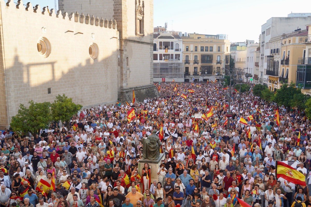 aytodebadajoz's tweet photo. Badajoz con Ceuta 🇪🇸

La Plaza de España se ha llenado hoy para mostrar el apoyo y la solidaridad de #Badajoz con #Ceuta y con los ceutíes ante la situación que está viviendo la ciudad.

El alcalde de Badajoz, Ignacio Gragera, ha dado lectura al manifiesto de la @fempcomunica, en un acto que ha querido trasladar un mensaje claro de unidad, solidaridad y respaldo a Ceuta.