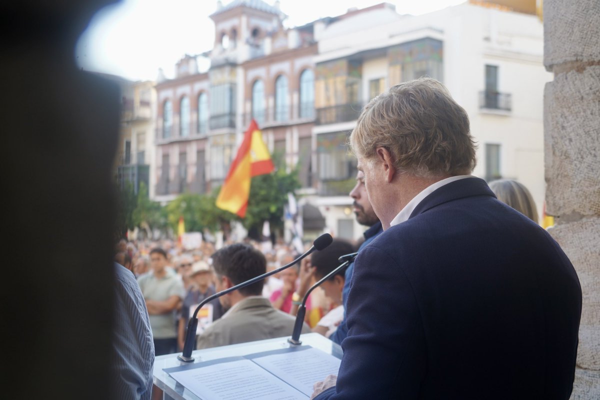 aytodebadajoz's tweet photo. Badajoz con Ceuta 🇪🇸

La Plaza de España se ha llenado hoy para mostrar el apoyo y la solidaridad de #Badajoz con #Ceuta y con los ceutíes ante la situación que está viviendo la ciudad.

El alcalde de Badajoz, Ignacio Gragera, ha dado lectura al manifiesto de la @fempcomunica, en un acto que ha querido trasladar un mensaje claro de unidad, solidaridad y respaldo a Ceuta.
