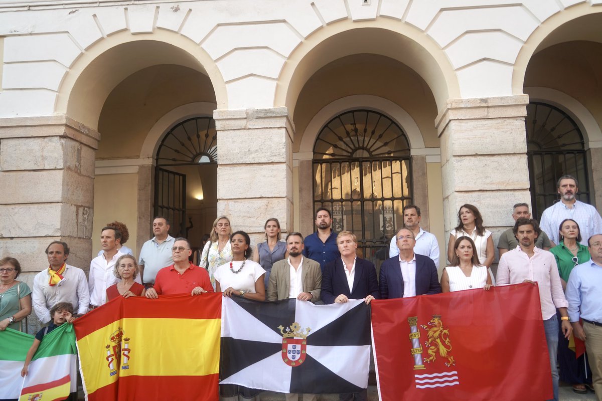 aytodebadajoz's tweet photo. Badajoz con Ceuta 🇪🇸

La Plaza de España se ha llenado hoy para mostrar el apoyo y la solidaridad de #Badajoz con #Ceuta y con los ceutíes ante la situación que está viviendo la ciudad.

El alcalde de Badajoz, Ignacio Gragera, ha dado lectura al manifiesto de la @fempcomunica, en un acto que ha querido trasladar un mensaje claro de unidad, solidaridad y respaldo a Ceuta.