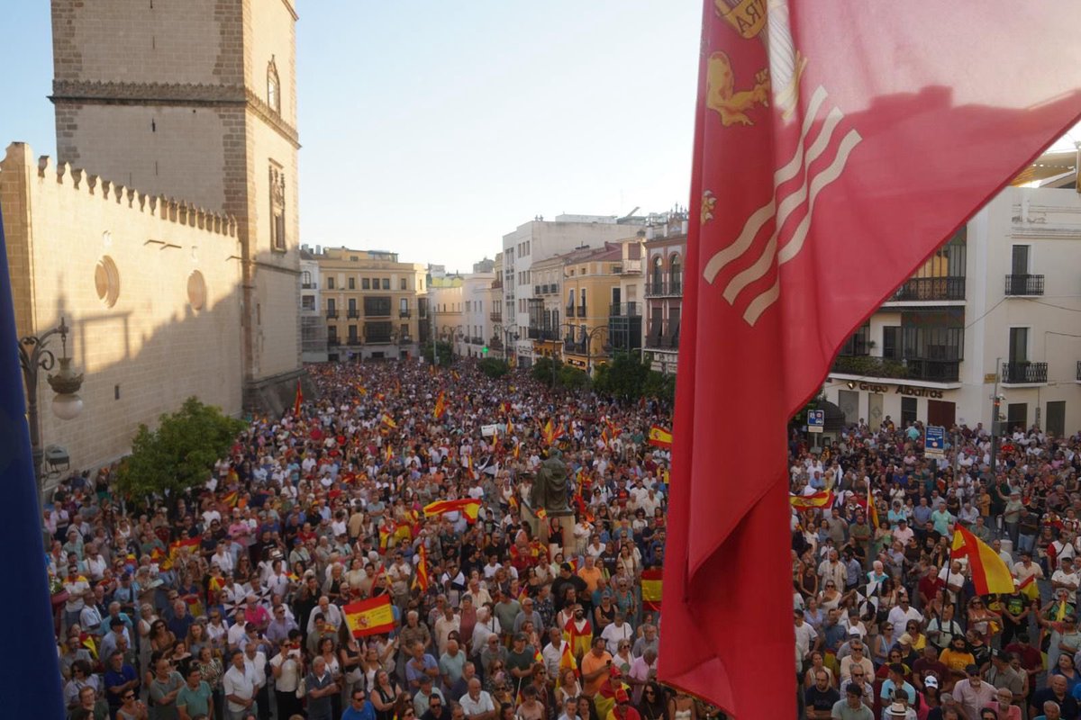 aytodebadajoz's tweet photo. Badajoz con Ceuta 🇪🇸

La Plaza de España se ha llenado hoy para mostrar el apoyo y la solidaridad de #Badajoz con #Ceuta y con los ceutíes ante la situación que está viviendo la ciudad.

El alcalde de Badajoz, Ignacio Gragera, ha dado lectura al manifiesto de la @fempcomunica, en un acto que ha querido trasladar un mensaje claro de unidad, solidaridad y respaldo a Ceuta.