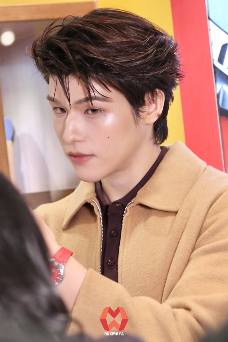webmixmaya's tweet photo. “สกาย-วงศ์รวี” ในงาน “TIME & TREASURES” ⌚️✨️
SKYNANI CRAFT OWN TIME
#TimeAndTreasures
#CENTRALTIMEANDTREASURESxSKYNANI
#SkyNani #สกายนานิ
#skywongravee https://t.co/8r0SnwpOUp
