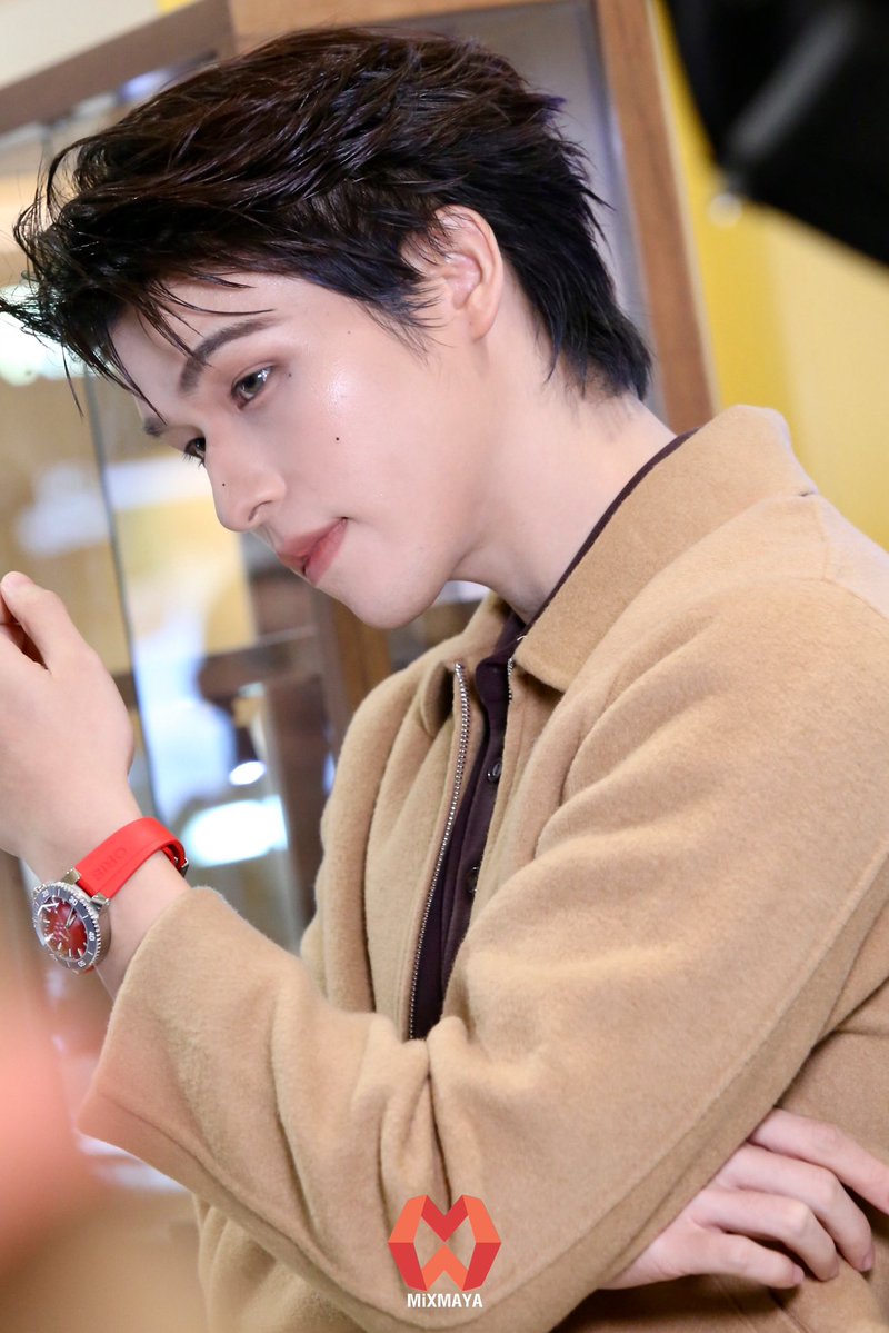 webmixmaya's tweet photo. “สกาย-วงศ์รวี” ในงาน “TIME & TREASURES” ⌚️✨️
SKYNANI CRAFT OWN TIME
#TimeAndTreasures
#CENTRALTIMEANDTREASURESxSKYNANI
#SkyNani #สกายนานิ
#skywongravee https://t.co/8r0SnwpOUp