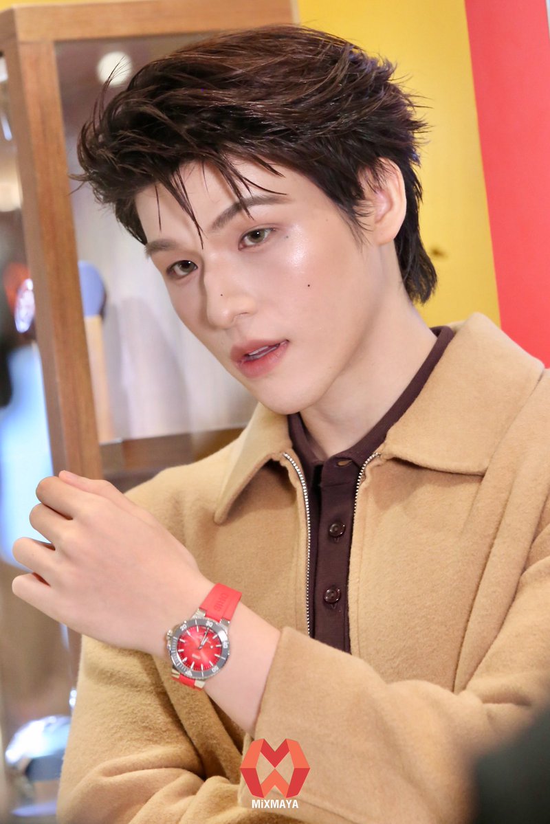 webmixmaya's tweet photo. “สกาย-วงศ์รวี” ในงาน “TIME & TREASURES” ⌚️✨️
SKYNANI CRAFT OWN TIME
#TimeAndTreasures
#CENTRALTIMEANDTREASURESxSKYNANI
#SkyNani #สกายนานิ
#skywongravee https://t.co/8r0SnwpOUp