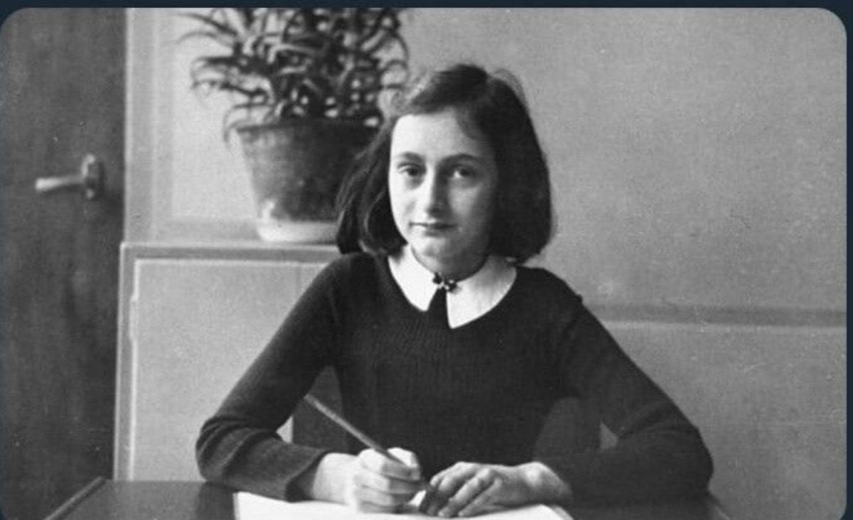 zamansiz1soz's tweet photo. Ölüler yaşayanlardan daha çok
çiçek alır çünkü pişmanlık 
minnetten daha güçlüdür.

-Anne Frank https://t.co/YeBz91z71z