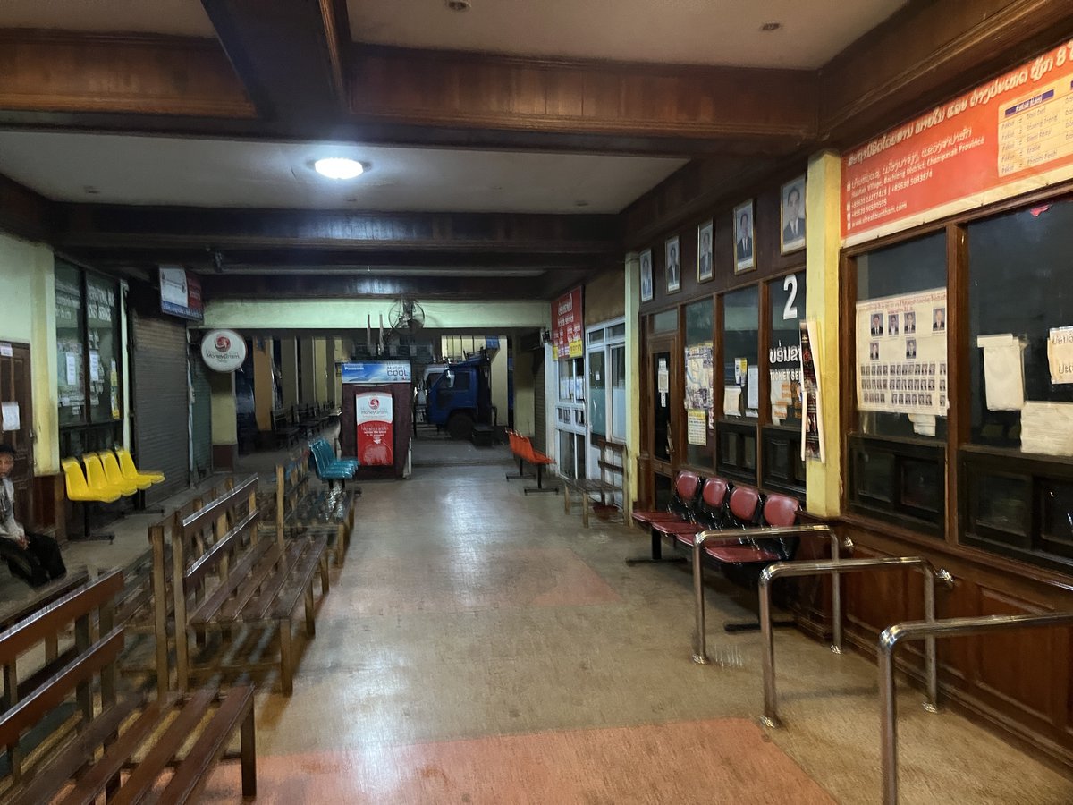 WKFKjiro's tweet photo. パークセーの西側から入って街を通り過ぎていき、おいおいどういうことやと思ったら東側の町外れにある 8km Bus Terminalとかいうところに着いた。午前2時43分。ヴィエンチャン南バスターミナルを出てから17時間13分もかかった。あと3時間で日の出だし雨も酷いので、ここで夜を明かすことにする。 https://t.co/CFkTgQPRP9