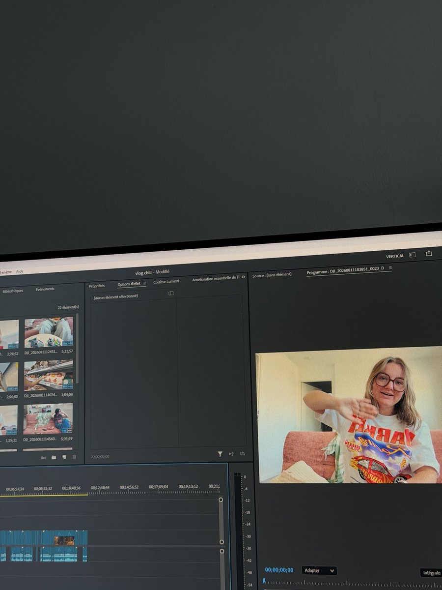 Yuumeih's tweet photo. bcp trop contente du vlog que j’v sortir demain a 18h sur ytb hihi https://t.co/VkdtVWC7ur