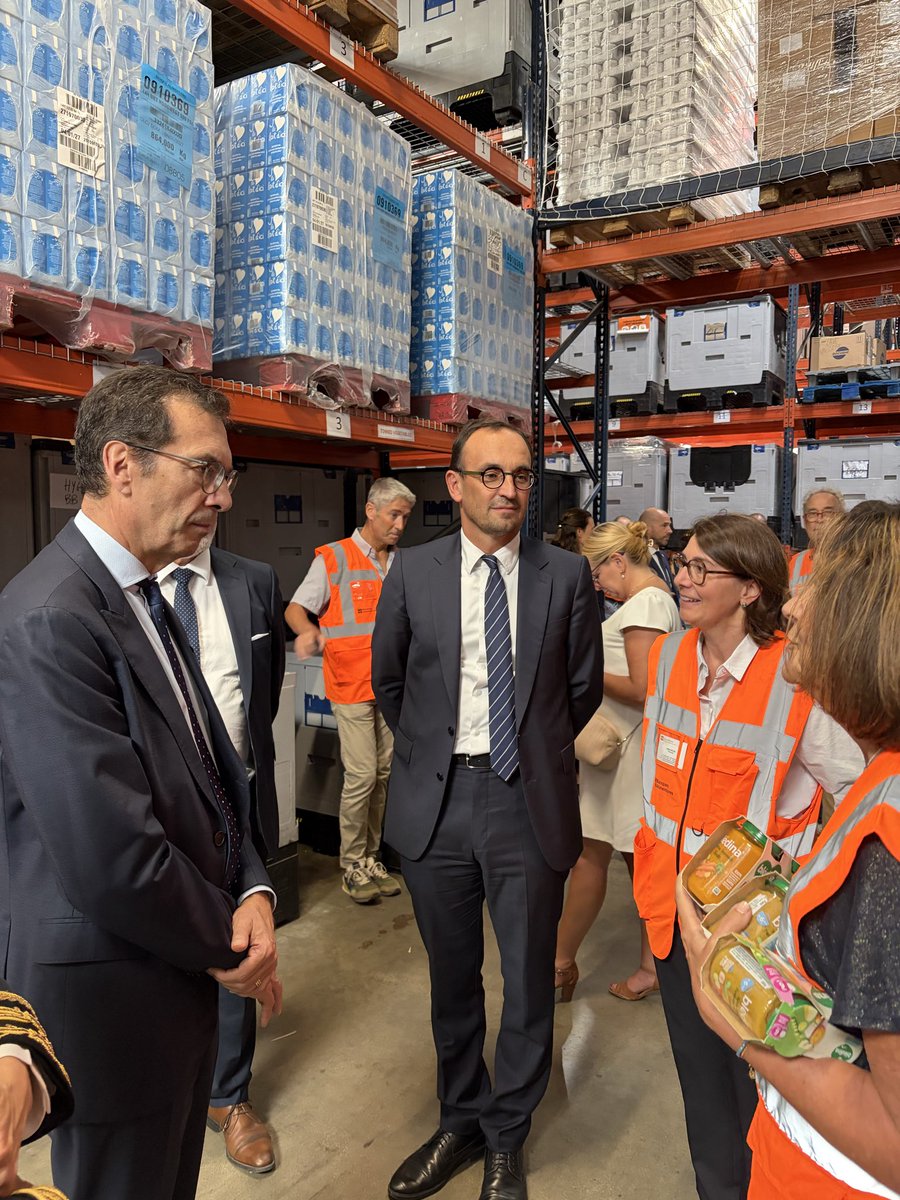 JPFarandou's tweet photo. À Bordeaux, aux côtés du maire @T_Cazenave, je suis allé à la rencontre de celles et ceux qui se sont mobilisés pendant les incendies.

Membres de la réserve citoyenne métropolitaine, salariés et bénévoles de la Banque Alimentaire : face à l’urgence, tous ont répondu présents pour aider les sinistrés et soutenir les équipes en première ligne.

Cette mobilisation collective, aux côtés des services de l’Etat et des collectivités, a été essentielle pour faire face à la crise.

Elle témoigne de la force de la solidarité lorsque tout un territoire se mobilise.