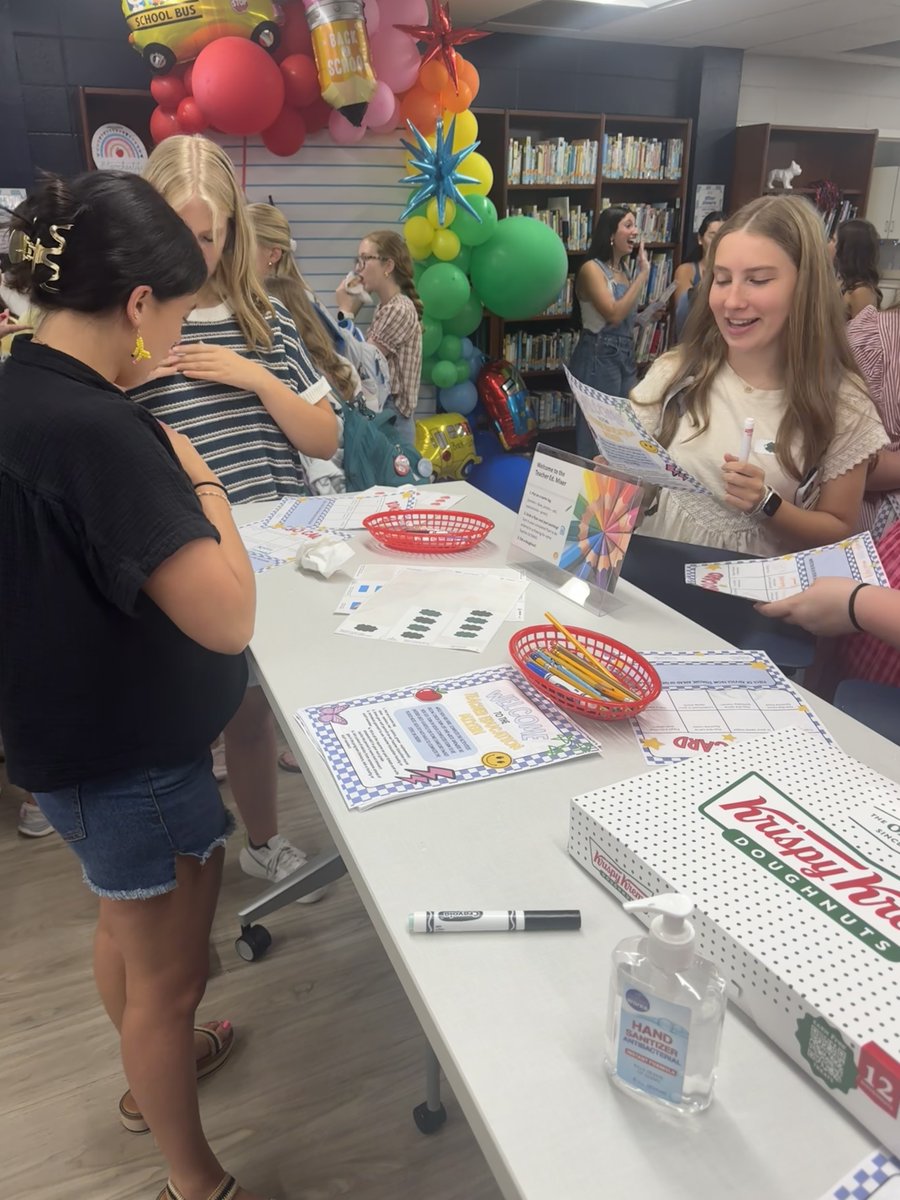SamfordEd's tweet photo. Making connections was the name of the game at our Teacher Education mixer! 🍩

Our sophomores, juniors and seniors enjoyed doughnuts and participated in a bingo game designed to get to know students from other class years.

#SamfordEducation https://t.co/zIAFosW8py