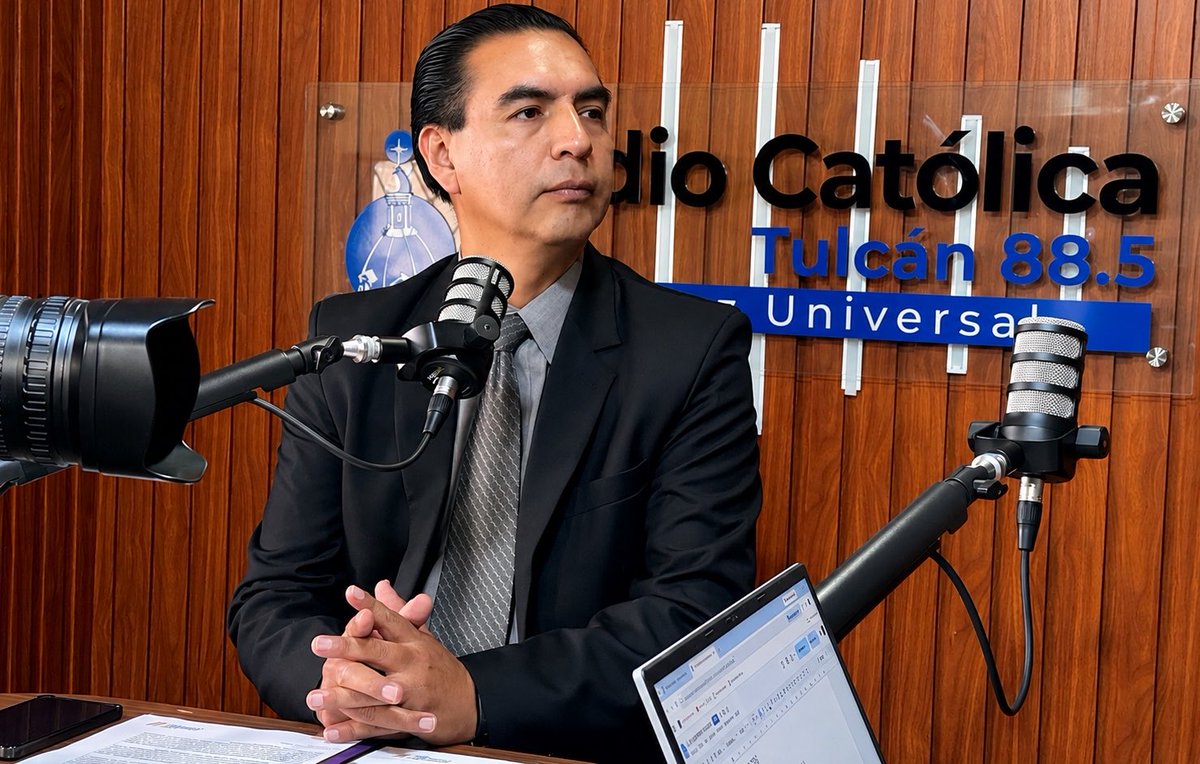 ecu911Ibarra's tweet photo. #Tulcán | En entrevista con #RadioCatólica y #LaPrensa el Jefe Local del @ECU911_, @dhtarupi, dio a conocer que se ha coordinado 490.465 emergencias ciudadanas, alertadas a través de la #LíneaÚnicaParaEmergencias 9️⃣1️⃣1️⃣ y 88.591, captadas por el sistema de videovigilancia, desde septiembre 2014 hasta el 31 de agosto 2026. 

Además, informó sobre operativos interinstitucionales con @PoliciaEcuador y @FFAAECUADOR, para el retiro de dispositivos de videovigilancia no autorizados que se realizan a escala nacional y próximamente en #Carchi. 

También detalló las características de los aplicativos móviles #BotónVioleta 🟣 y #AppECU911🔴