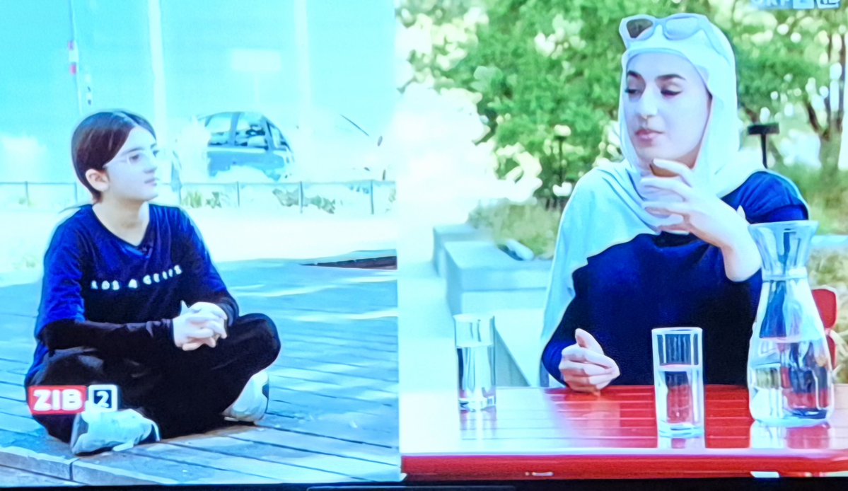 ThoNeu9000's tweet photo. In der #zib2 dürfen die armen Mädels darüber weinen, dass sie kein #Kopftuch tragen dürfen. Danke, @ORF .
Muslimische Kopftücher haben keinen Platz in einem christlich-sekulären Staat! Wer regelmäßig islamische Tracht tragen will, soll das außerhalb Österreichs tun. https://t.co/wPMuZb6Jgp