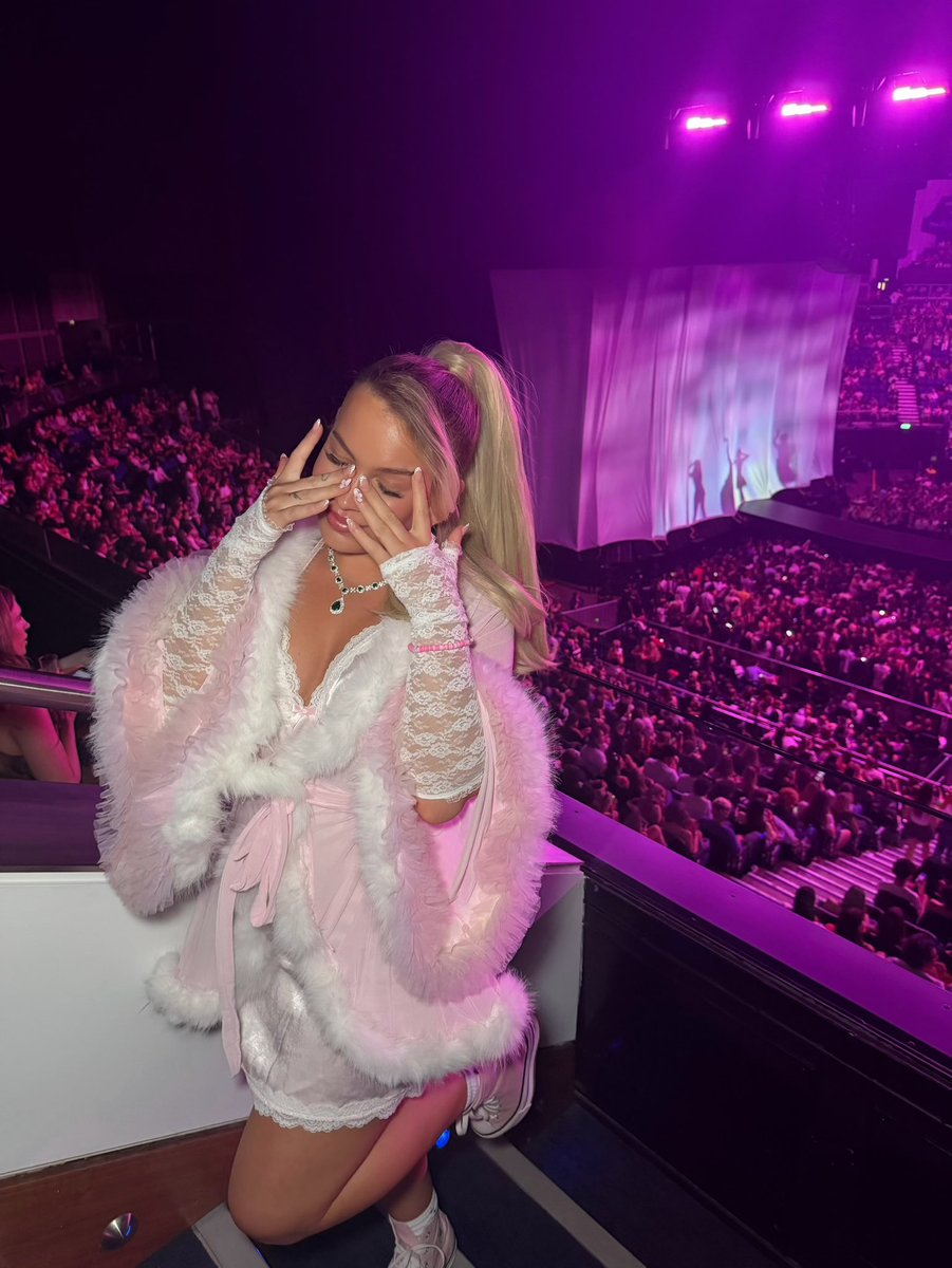hanngrande's tweet photo. Eternal sunshine tour I will miss you forever 😭🩷🩷🩷 #ESTLondon https://t.co/Sewe4poUCg