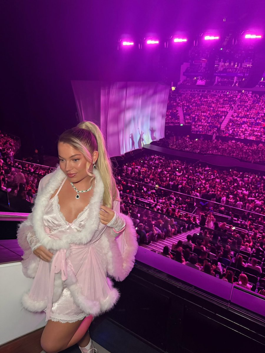 hanngrande's tweet photo. Eternal sunshine tour I will miss you forever 😭🩷🩷🩷 #ESTLondon https://t.co/Sewe4poUCg