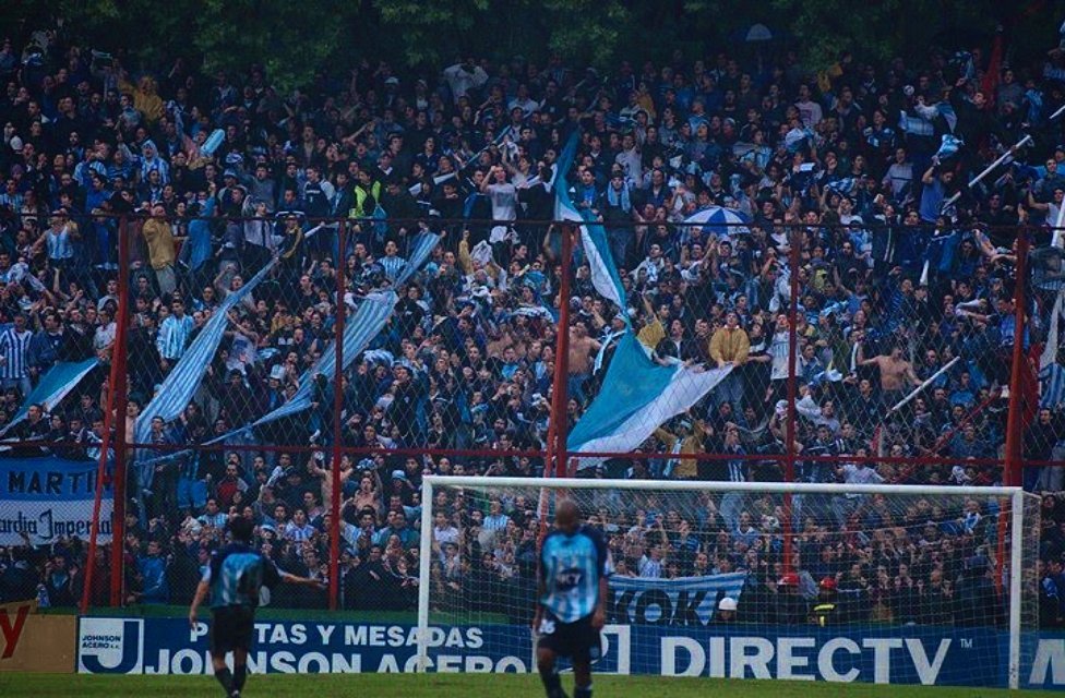 FutbolRetroAr's tweet photo. La gente de Racing en la vieja cancha de Estudiantes, año 2001. https://t.co/vcQhI7MJds