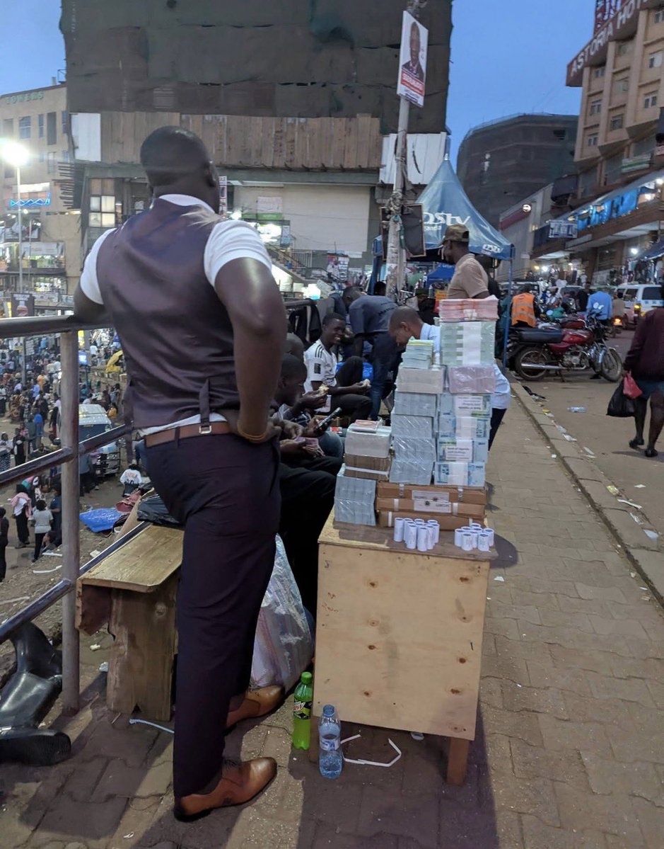 Anwar_bdc's tweet photo. Forget the office location. Just bring the dollars and see how aboki will get your transaction done in minutes. 😂💵 https://t.co/p95HS0qXdD