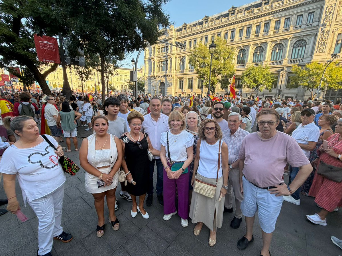 PP_Villaverde's tweet photo. 🇪🇸 Desde Villaverde hemos estado hoy en Cibeles para mostrar nuestro apoyo y solidaridad con Ceuta.

Porque cuando se trata de defender la convivencia, la seguridad y el futuro de todos los españoles, debemos estar unidos.

Villaverde también está con Ceuta. 💙 @MADRID https://t.co/uihzzuLhMQ