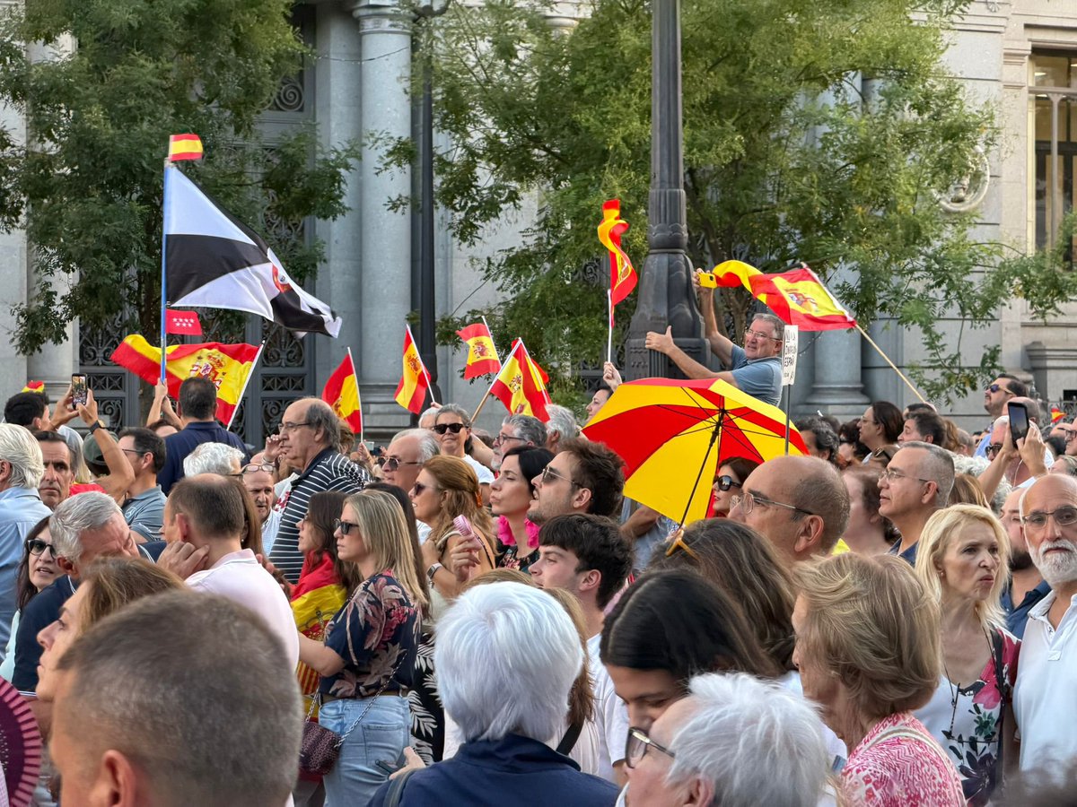 PP_Villaverde's tweet photo. 🇪🇸 Desde Villaverde hemos estado hoy en Cibeles para mostrar nuestro apoyo y solidaridad con Ceuta.

Porque cuando se trata de defender la convivencia, la seguridad y el futuro de todos los españoles, debemos estar unidos.

Villaverde también está con Ceuta. 💙 @MADRID https://t.co/uihzzuLhMQ