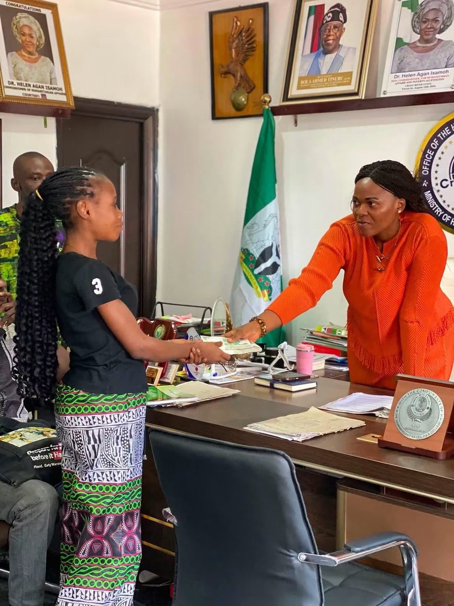 Talk2mccoy's tweet photo. JUST IN: Following the recent Ikot Effanga Mkpa landslide. Rita Effiong and her mother were invited, the Commissioner for Humanitarian Affairs, Dr.
Helen Isamoh Agan, reached out and invited Rita to her office. She sympathized with them and supported Rita with N100,000 https://t.co/zHaUoZ8MYo