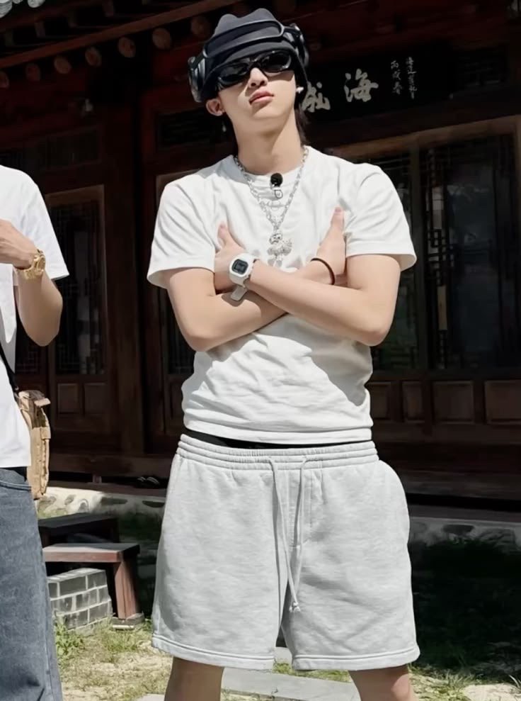 Ryulism4's tweet photo. Him and this pose https://t.co/851z2Td9VU