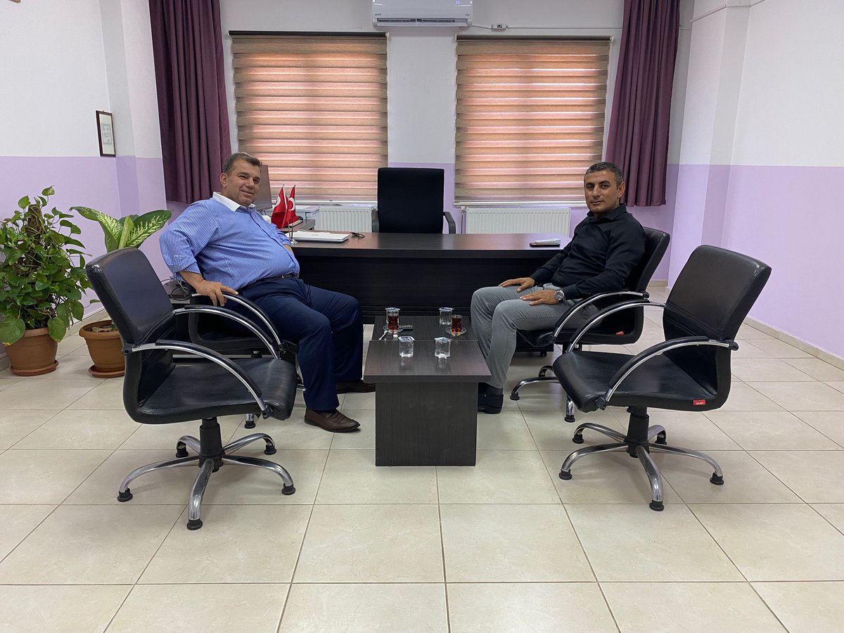 DargecitE's tweet photo. Dargeçit Anadolu Lisesi Müdürü İlyas KAYA kurum müdürümüz Emrullah AKAR'a hayırlı olsun ziyaretinde bulundu. 
@Emrllhakar
@DargecitAnadolu https://t.co/BUCEEsV5qQ
