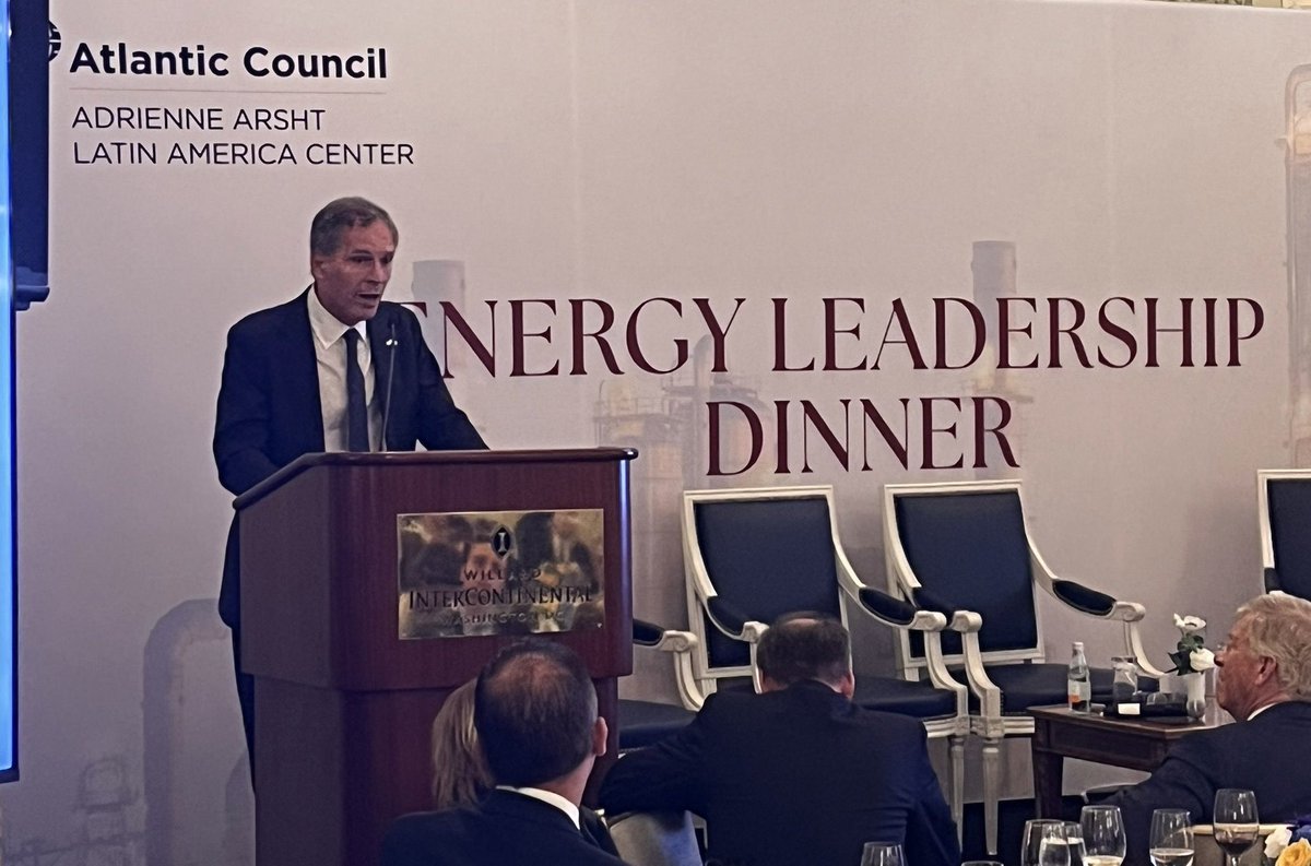 ARGinUSA's tweet photo. Today, Argentina’s voice is being heard loud and clear in Washington.

Energy and energy security are once again central to the global strategic conversation, and Argentina has the resources, talent, leadership and ambition to play a major role.

It was an honor for our Ambassador to close the Atlantic Council’s Energy Leadership Dinner and highlight the extraordinary opportunities emerging under President Javier Milei’s leadership.

Ambassador Alejandro Oxenford was privileged to hear from Secretary for Energy and Mining Coordination Daniel González; Governor of Neuquén Rolando Figueroa; YPF President & CEO Horacio Marín; José Luis Manzano, Founder and Chairman of Integra Capital; and many other outstanding government and private-sector leaders.

Their message was clear: Vaca Muerta is growing rapidly, attracting significant investment and offering enormous potential.

The parallel with Texas is compelling. Just as technology, capital and entrepreneurial talent transformed Texas’s energy sector decades ago, that same combination is now driving Vaca Muerta’s rise.

Thank you to Adrienne Arsht, Executive Vice Chair of the Atlantic Council and Founder of the Adrienne Arsht Latin America Center; Jason Marczak, Vice President and Senior Director of the Center; and their outstanding teams for bringing together such an impressive group of leaders from the United States and Argentina.

Argentina is back on the global energy map, and the world is paying attention.