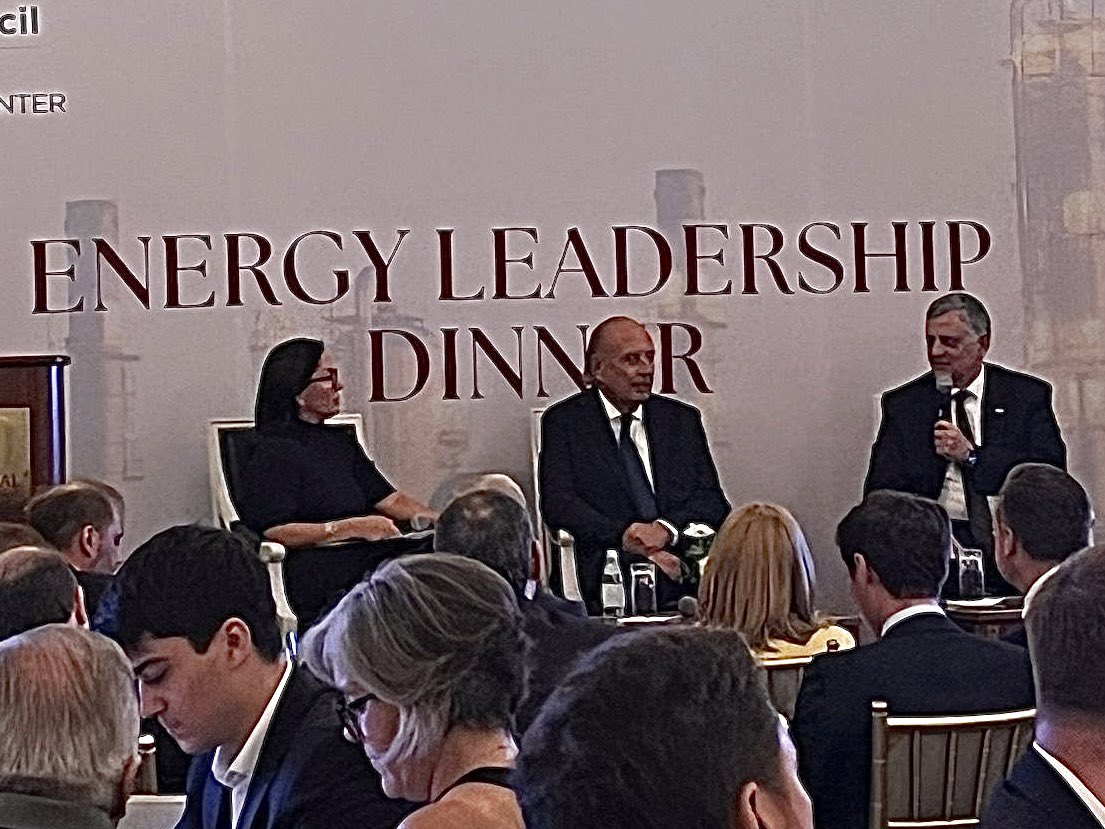 ARGinUSA's tweet photo. Today, Argentina’s voice is being heard loud and clear in Washington.

Energy and energy security are once again central to the global strategic conversation, and Argentina has the resources, talent, leadership and ambition to play a major role.

It was an honor for our Ambassador to close the Atlantic Council’s Energy Leadership Dinner and highlight the extraordinary opportunities emerging under President Javier Milei’s leadership.

Ambassador Alejandro Oxenford was privileged to hear from Secretary for Energy and Mining Coordination Daniel González; Governor of Neuquén Rolando Figueroa; YPF President & CEO Horacio Marín; José Luis Manzano, Founder and Chairman of Integra Capital; and many other outstanding government and private-sector leaders.

Their message was clear: Vaca Muerta is growing rapidly, attracting significant investment and offering enormous potential.

The parallel with Texas is compelling. Just as technology, capital and entrepreneurial talent transformed Texas’s energy sector decades ago, that same combination is now driving Vaca Muerta’s rise.

Thank you to Adrienne Arsht, Executive Vice Chair of the Atlantic Council and Founder of the Adrienne Arsht Latin America Center; Jason Marczak, Vice President and Senior Director of the Center; and their outstanding teams for bringing together such an impressive group of leaders from the United States and Argentina.

Argentina is back on the global energy map, and the world is paying attention.